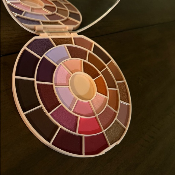 P. Louise Off The Record Palette - Picture 3 of 11